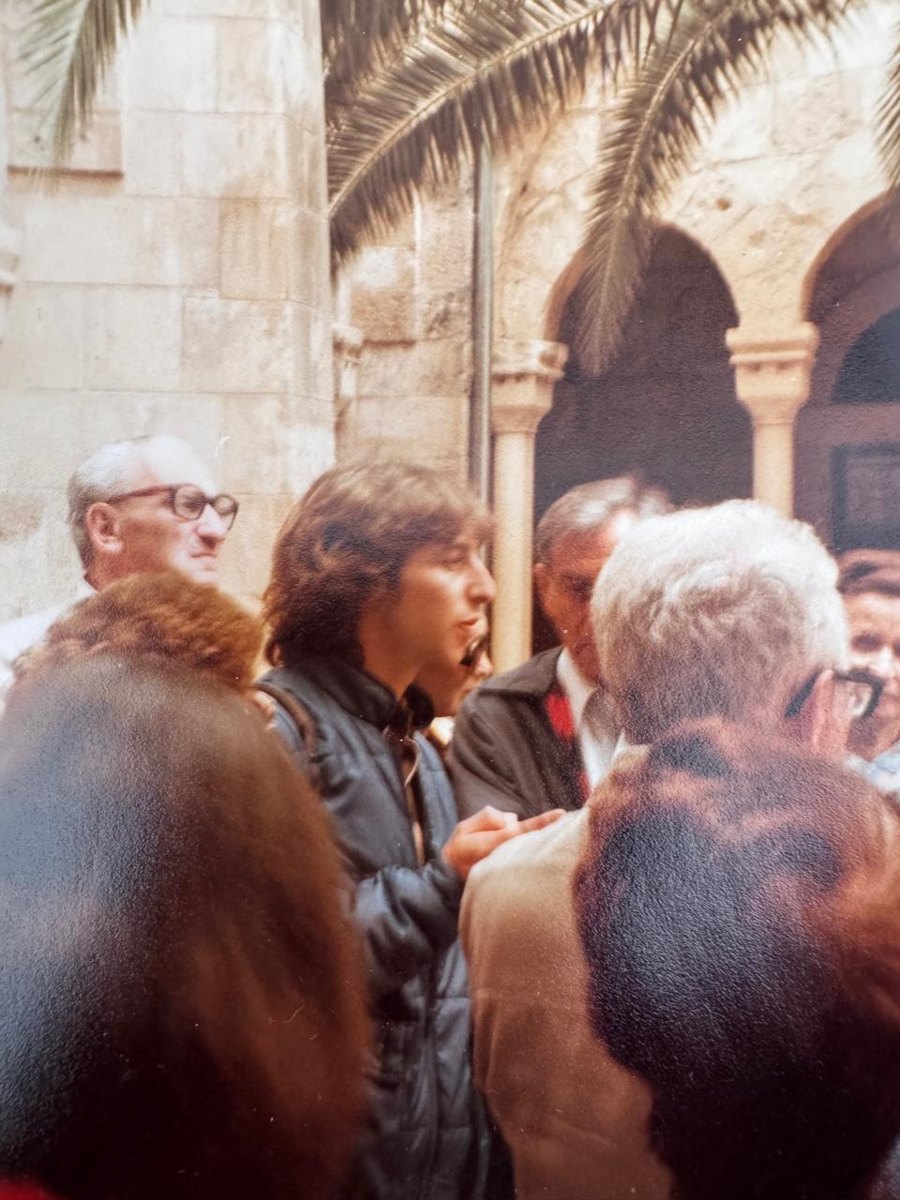 Gabriel joven guiando a un grupo de viajeros en la Ciudad Vieja de Jerusalem