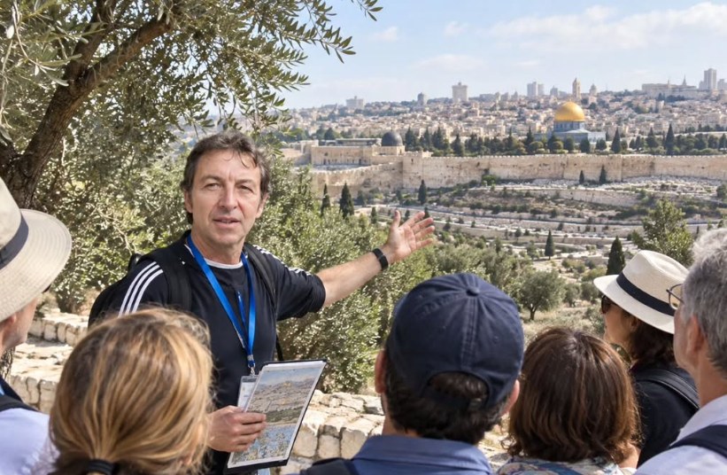 Gabriel guiando a un grupo de viajeros frente a la Ciudad Vieja de Jerusalem