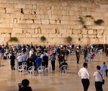 Viajeros frente al Muro de los Lamentos, Jerusalem