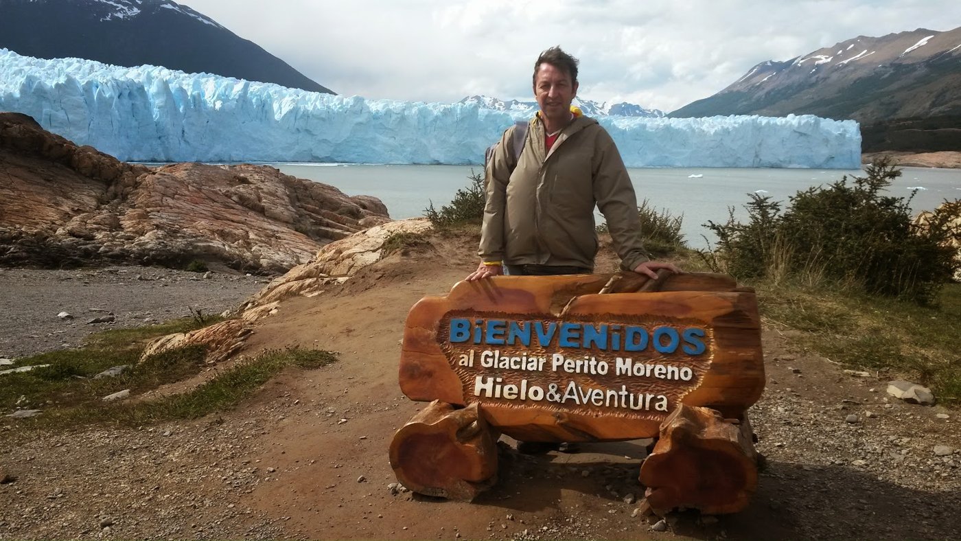 Gabriel Gromadzyn frente al Glaciar Perito Moreno
